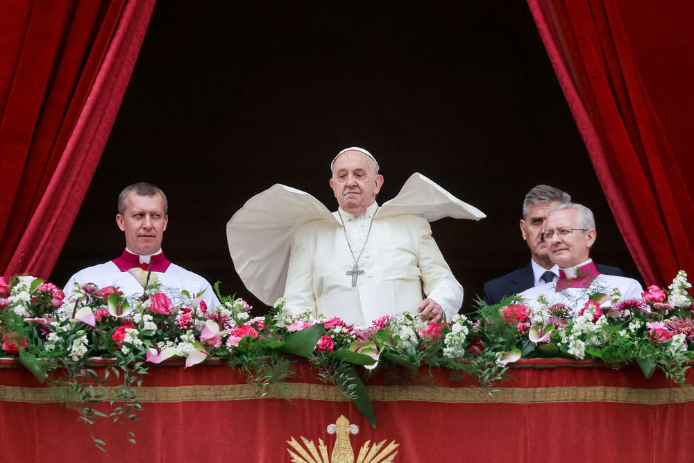 <p>Na misi na Trgu svetog Petra prekrivenog cvijećem u jednoj od najvažnijih liturgija u godini okupile su se desetine hiljada ljudi</p>