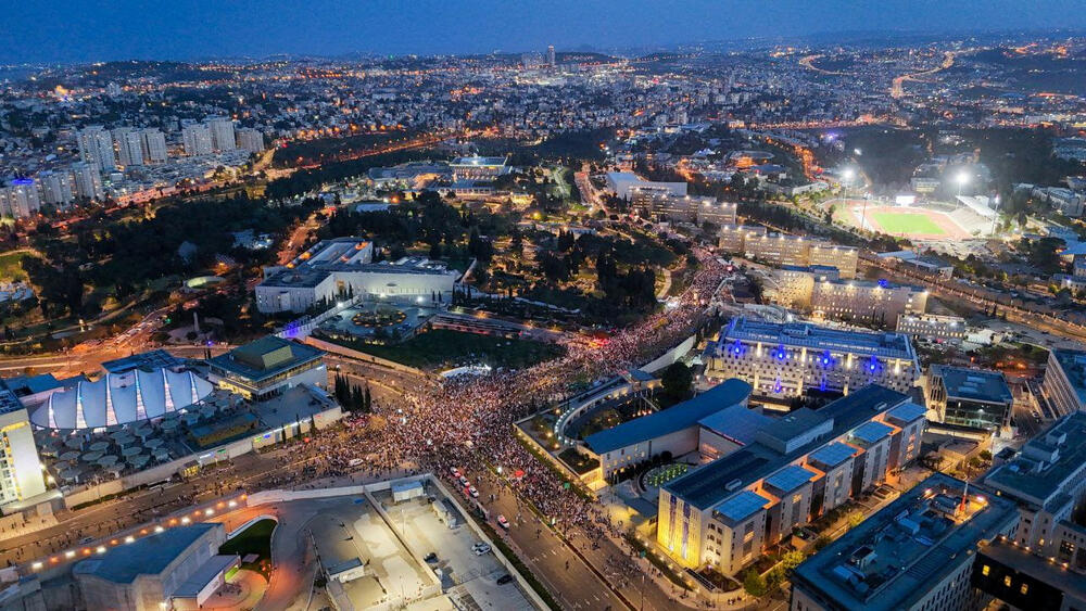 <p>Organizatori protesta su obećali da će demonstracije nastaviti nekoliko dana. Oni su pozvali vladu da otkaže predstojeću parlamentarnu pauzu i da održi nove izbore oko dvije godine prije roka<br /> </p>