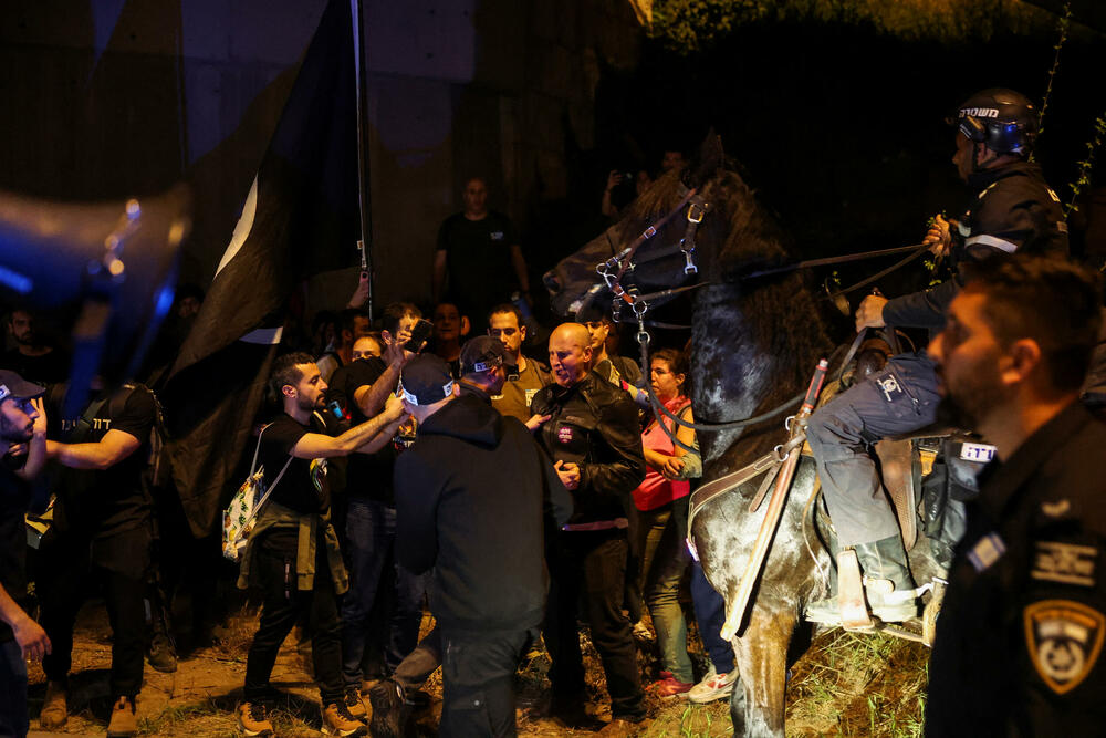 <p>Organizatori protesta su obećali da će demonstracije nastaviti nekoliko dana. Oni su pozvali vladu da otkaže predstojeću parlamentarnu pauzu i da održi nove izbore oko dvije godine prije roka<br /> </p>