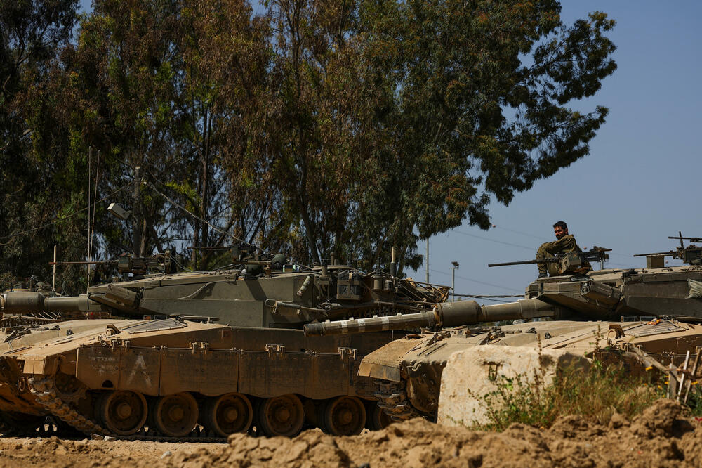 Izraelski vojnik sjedi na tenku u blizini granice između Izraela i Gaze na izraelskoj strani, Foto: Reuters