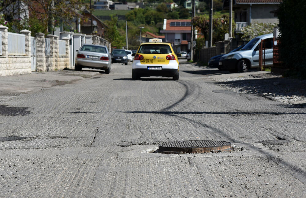 <p>Stanovnici više podgoričkih naselja žalili su se da tokom kišnih perioda ne mogu da izađu iz kuća jer je voda “skoro do koljena”, tvrde da im je saobraćanje znatno otežano zbog radova, nadležni ćute</p>