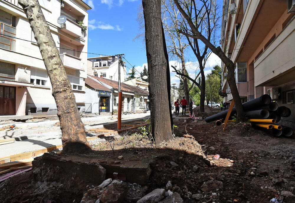 <p>Stanovnici više podgoričkih naselja žalili su se da tokom kišnih perioda ne mogu da izađu iz kuća jer je voda “skoro do koljena”, tvrde da im je saobraćanje znatno otežano zbog radova, nadležni ćute</p>