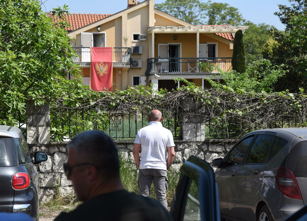 <p>Pretres njegove porodične kuće u podgoričkom naselju Zabjelo sinoć je odgođen, jer su policajci satima pretresali njegovu imovinu u Bijelom Polju</p>