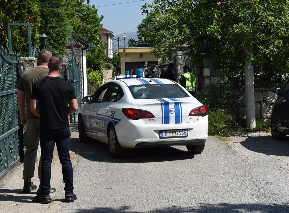 <p>Pretres njegove porodične kuće u podgoričkom naselju Zabjelo sinoć je odgođen, jer su policajci satima pretresali njegovu imovinu u Bijelom Polju</p>