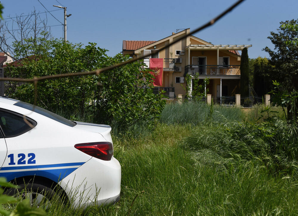 <p>Pretres njegove porodične kuće u podgoričkom naselju Zabjelo sinoć je odgođen, jer su policajci satima pretresali njegovu imovinu u Bijelom Polju</p>