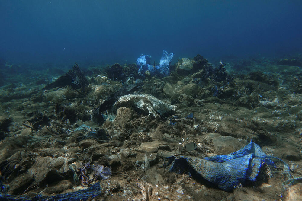 Plastični i drugi otpad na dnu mora, kod ostrva Andros, Grčka, Foto: Reuters