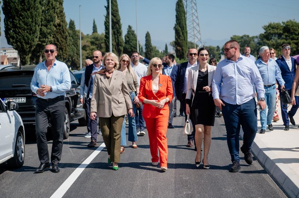 <p>"Na ovaj način, unaprijedili smo povezanost naselja sa glavnom saobraćajnicom, ali i pozitivno uticali na bezbjednost u saobraćaju. Mogu da obećam našim građanima da je još mnogo dobrih projekata pred nama, posebno u narednim mjesecima", kazala je gradonačelnica Podgorice</p>