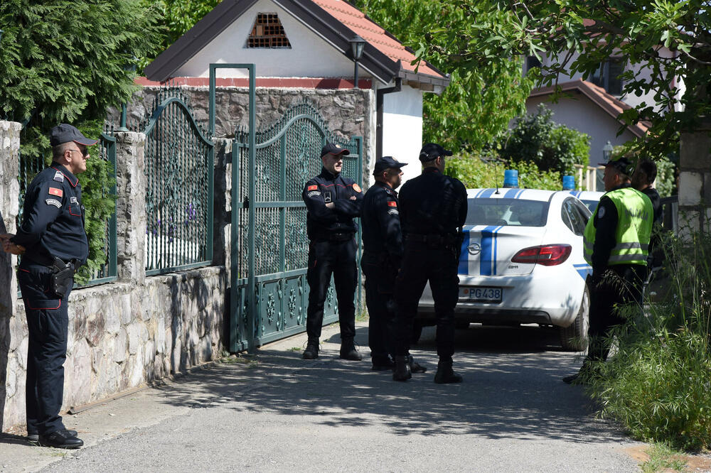 Policajci juče ispred kuće Lazovića u podgoričkom naselju Zabjelo, Foto: Luka Zekovic