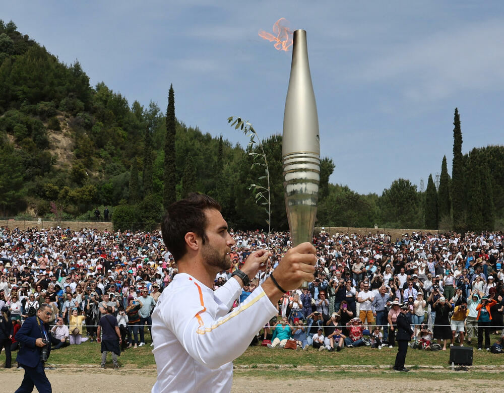 <p>Hiljade gledalaca ispunile su Olimpiju usred srušenih hramova i sportskih terena na kojima su se održavale drevne Igre od 776. godine pre nove ere do 393. godine</p>