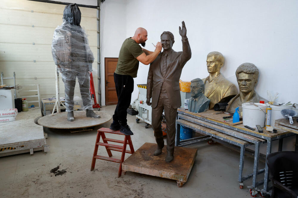 Agon Ćosa u svom ateljeu, Foto: Rojters