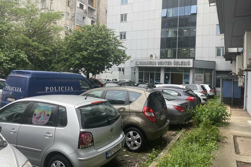 Policija ispred sjedišta ASK, Foto: Balša Rudović