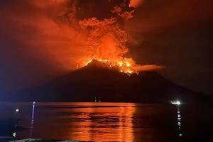 Erupcija vulkana u Indoneziji: Opasnost od cunamija, zatvoren...
