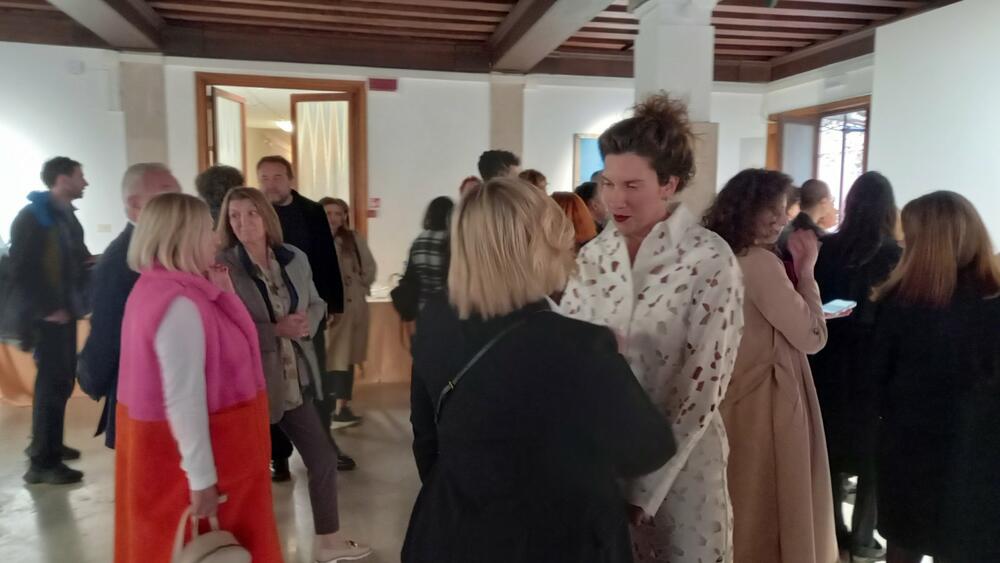 <p>Crnogorski paviljon svečano je otvoren danas u Veneciji, a izložba koju je kreirala mlada umjetnica Darja Bajagić u saradnji sa kustoskinjom Anom Simonom Zelenović privukla je brojnu publiku.</p>