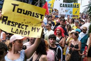 Španija: Hiljade protestovale na Kanarskim ostrvima zbog masovnog...