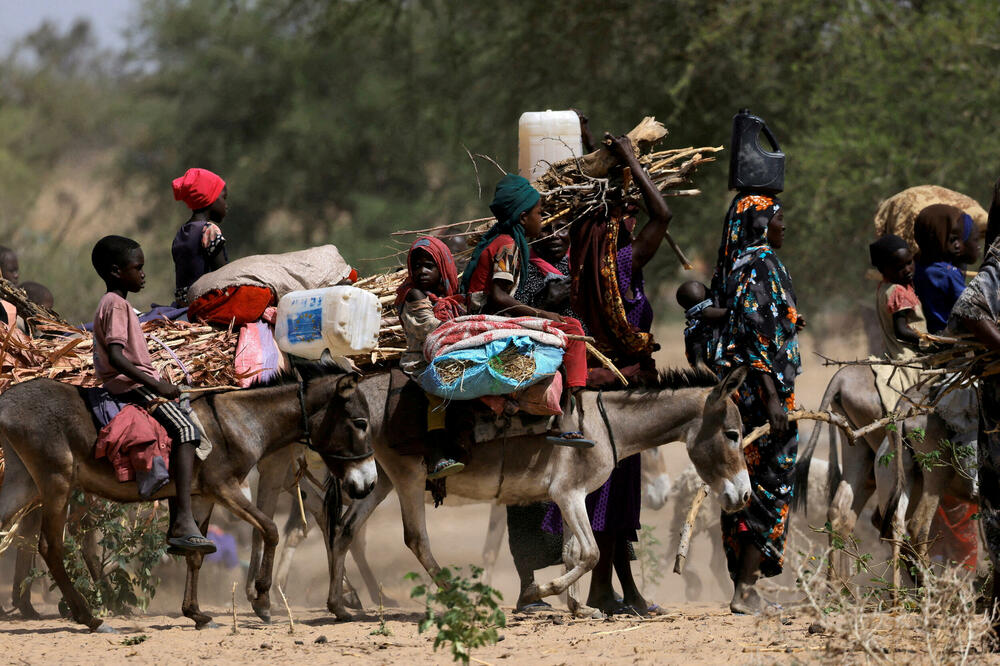 Ljudi koji su pobjegli iz Darfura nadaju se da će pronaći privremeni smještaj na granici Sudana i Čada, Foto: Reuters