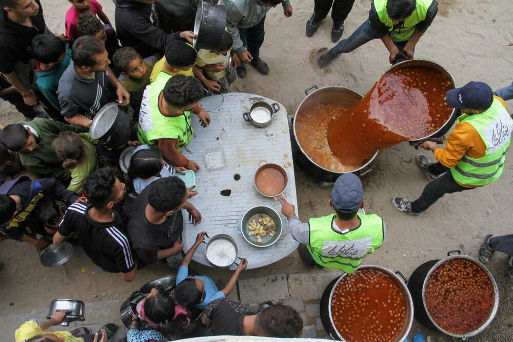 Volonteri dijele hranu porodicama u Džabaliji na sjeveru Gaze, Foto: Rojters