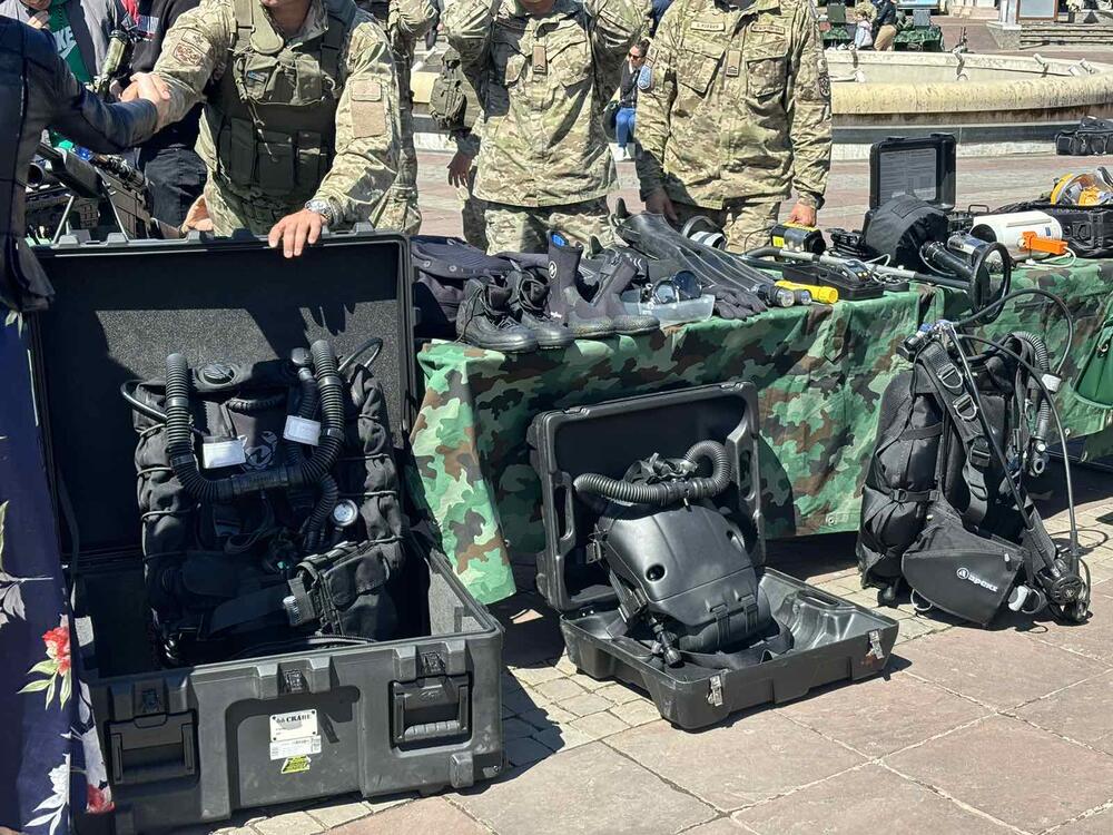 <p>Pripadnici Vojske Crne Gore danas su na podgoričkom Trgu nezavisnosti predstavili dio opreme, naoružanje i vozila kojima raspolažu u okviru manifestacije "Vojska u vašem gradu"</p>