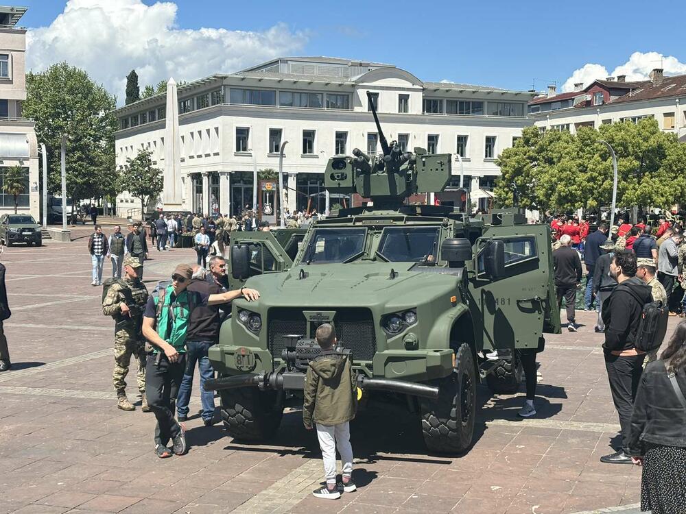 <p>Pripadnici Vojske Crne Gore danas su na podgoričkom Trgu nezavisnosti predstavili dio opreme, naoružanje i vozila kojima raspolažu u okviru manifestacije "Vojska u vašem gradu"</p>