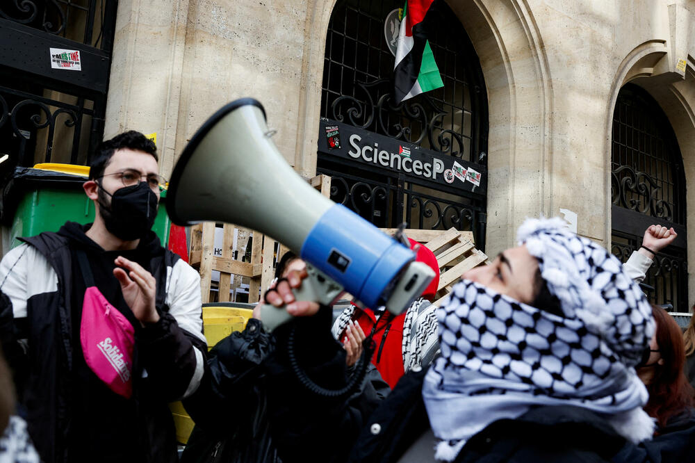Maskirani mladi učestvuju u zauzimanju zgrade Univerziteta "Sciences Po" i blokiraju ulazak u znak podrške Palestincima u Gazi, Francuska, Foto: Reuters