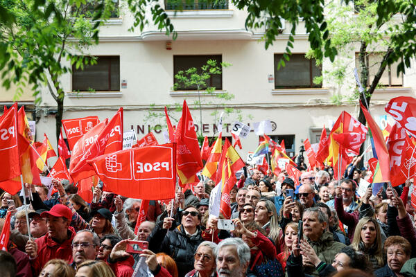 Španija: Preko 10.000 pristalica socijalista molili Sančesa da ne...