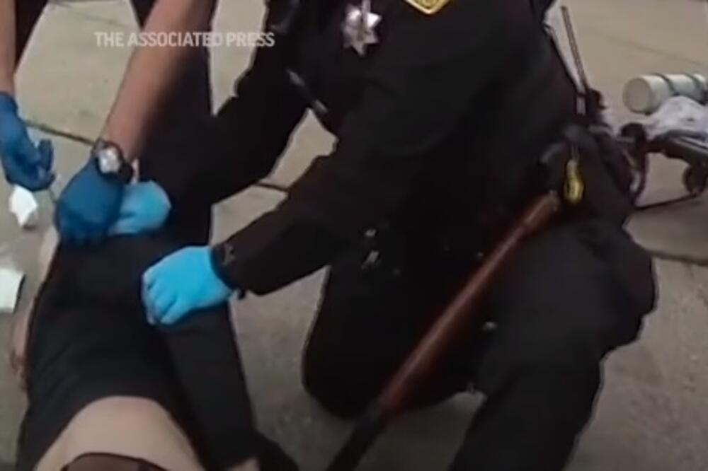 Davanje sedativa tokom jednog hapšenja, Foto: Screenshot/Youtube