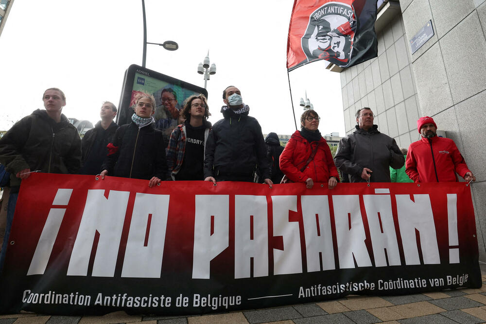 Antifašistički demonstranti ispred zgrade u kojoj je održana NatKon konferencija u Briselu