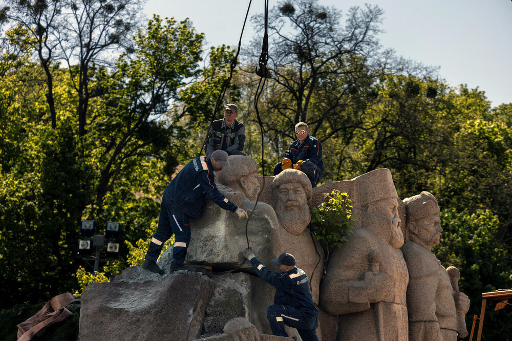 Radnici uklanjaju skulpture iz sovjetskog doba u centru Kijeva, Foto: Rojters