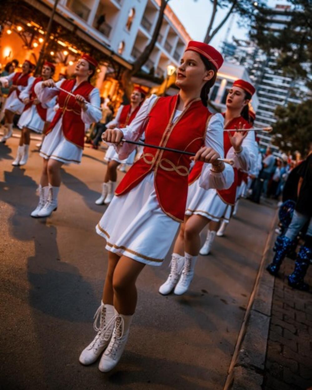 <p>Velika karnevalska povorka održaće se večeras od 20 sati kada će 60 karnevalskih grupa, odnosno blizu 2.000 karnevalista iz Crne Gore, regiona i Evrope prodefilovati budvanskim šetalištem sve do Starog grada</p>