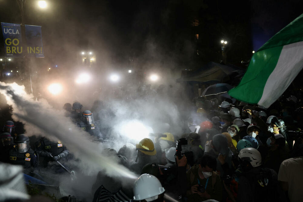 <p>Nekoliko desetina demonstranata uhapšeno je, dok je policija sa opremom za razbijanje protesta demontirala improvizovane barikade i šatore</p>