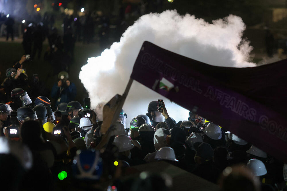 <p>Nekoliko desetina demonstranata uhapšeno je, dok je policija sa opremom za razbijanje protesta demontirala improvizovane barikade i šatore</p>