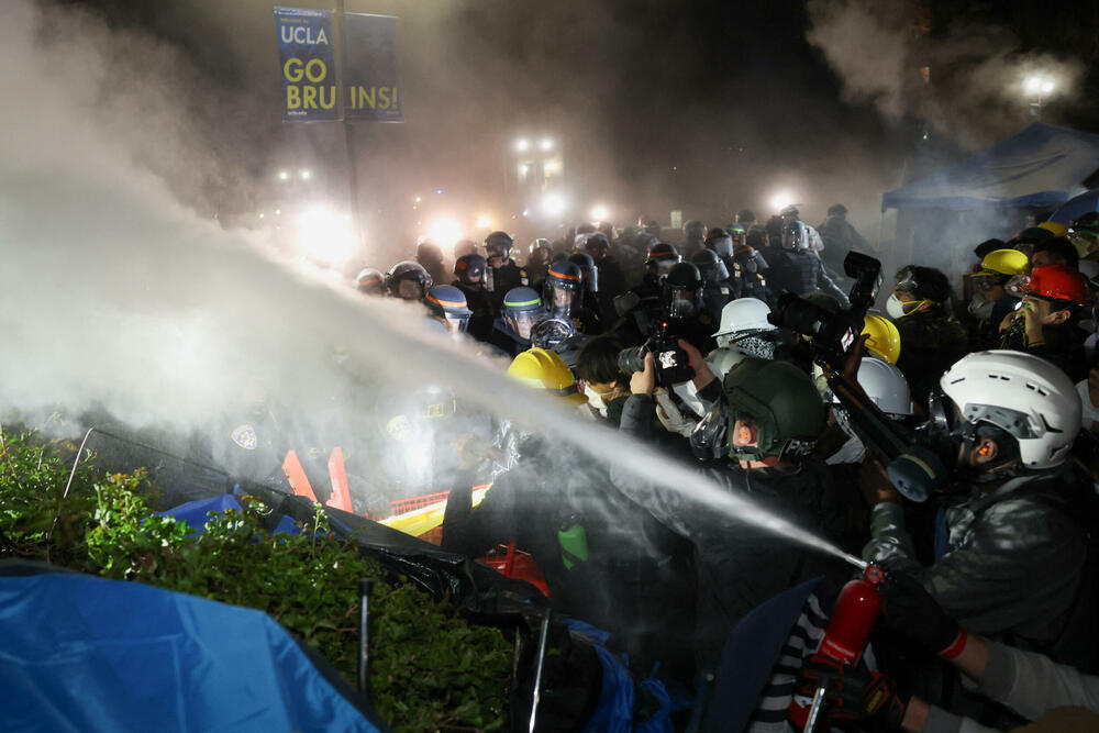 <p>Nekoliko desetina demonstranata uhapšeno je, dok je policija sa opremom za razbijanje protesta demontirala improvizovane barikade i šatore</p>