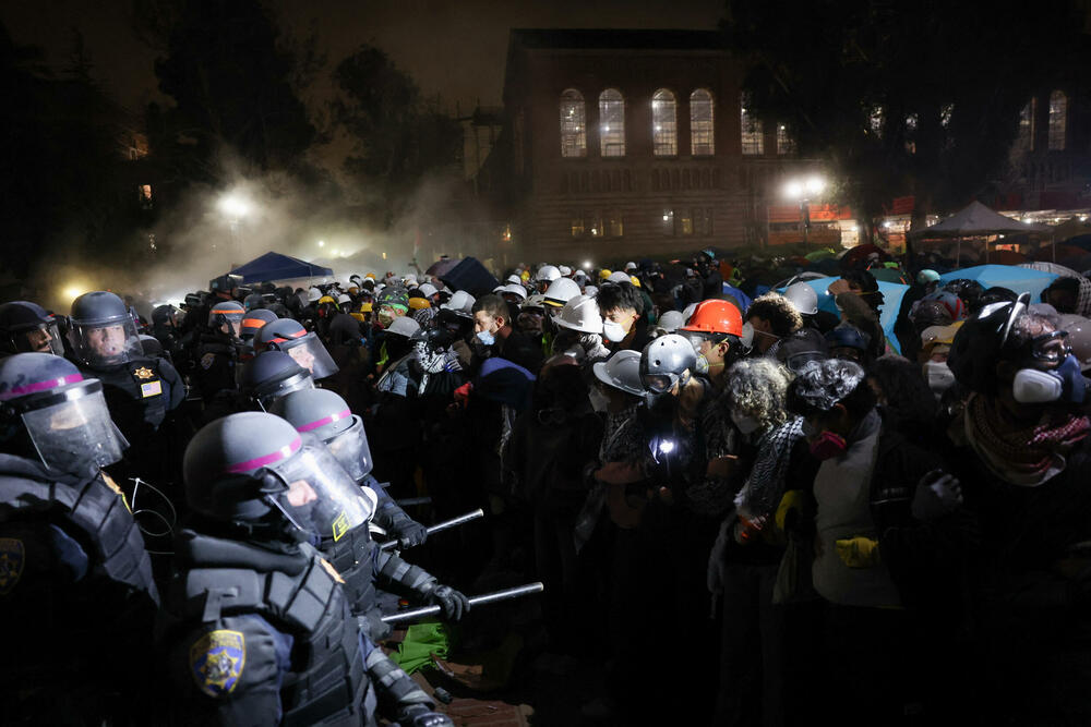 <p>Nekoliko desetina demonstranata uhapšeno je, dok je policija sa opremom za razbijanje protesta demontirala improvizovane barikade i šatore</p>