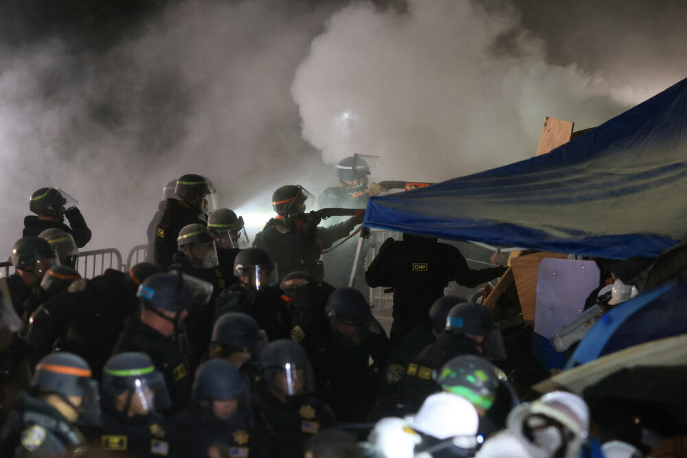 <p>Nekoliko desetina demonstranata uhapšeno je, dok je policija sa opremom za razbijanje protesta demontirala improvizovane barikade i šatore</p>