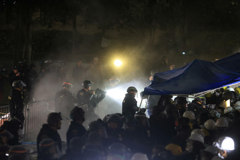 <p>Nekoliko desetina demonstranata uhapšeno je, dok je policija sa opremom za razbijanje protesta demontirala improvizovane barikade i šatore</p>