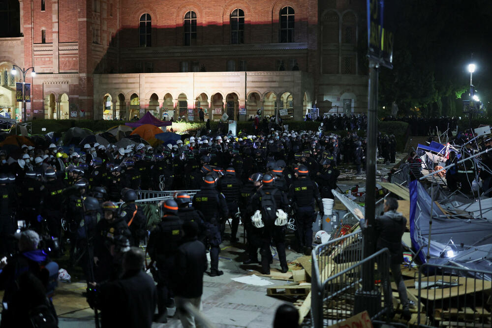 <p>Nekoliko desetina demonstranata uhapšeno je, dok je policija sa opremom za razbijanje protesta demontirala improvizovane barikade i šatore</p>