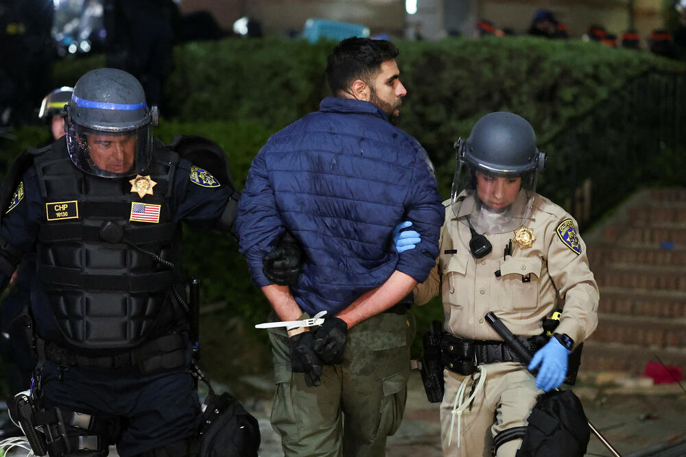 <p>Nekoliko desetina demonstranata uhapšeno je, dok je policija sa opremom za razbijanje protesta demontirala improvizovane barikade i šatore</p>