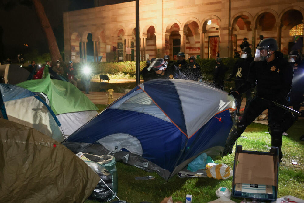 <p>Nekoliko desetina demonstranata uhapšeno je, dok je policija sa opremom za razbijanje protesta demontirala improvizovane barikade i šatore</p>