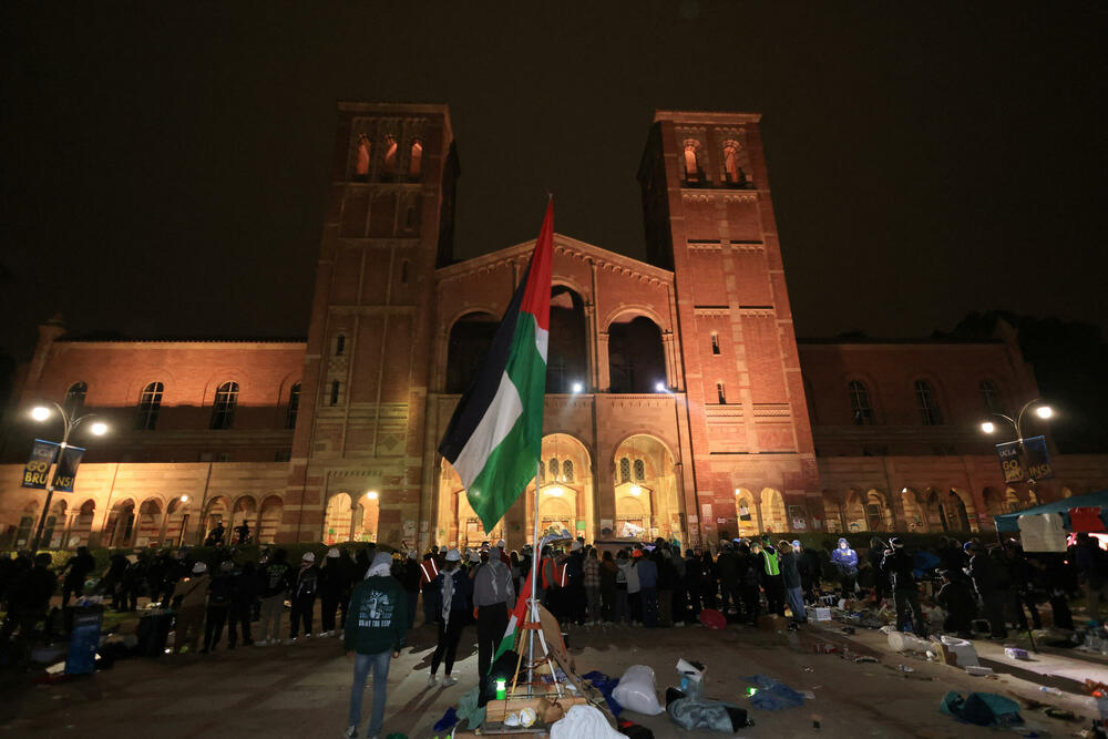 <p>Nekoliko desetina demonstranata uhapšeno je, dok je policija sa opremom za razbijanje protesta demontirala improvizovane barikade i šatore</p>