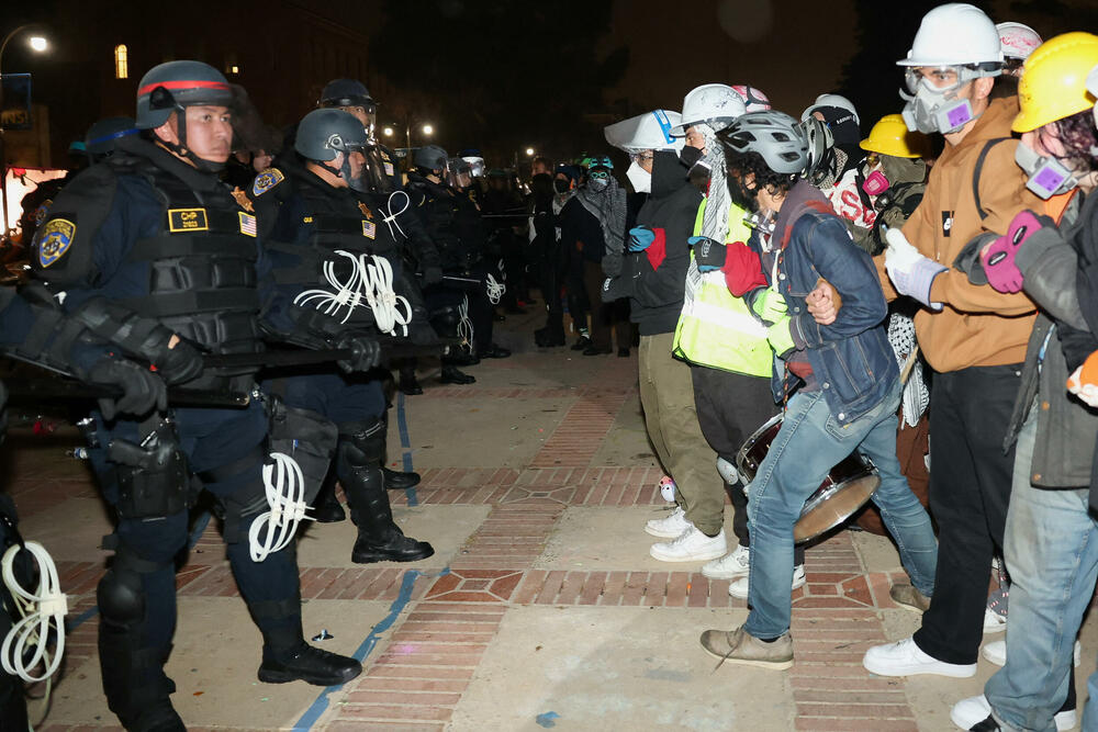 <p>Nekoliko desetina demonstranata uhapšeno je, dok je policija sa opremom za razbijanje protesta demontirala improvizovane barikade i šatore</p>