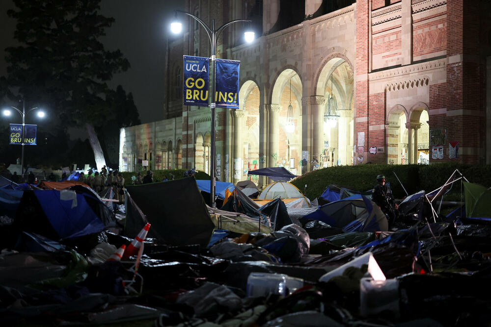 <p>Nekoliko desetina demonstranata uhapšeno je, dok je policija sa opremom za razbijanje protesta demontirala improvizovane barikade i šatore</p>