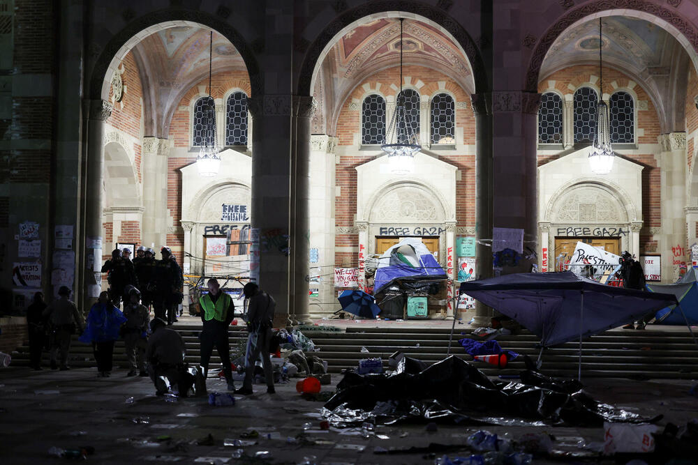 <p>Nekoliko desetina demonstranata uhapšeno je, dok je policija sa opremom za razbijanje protesta demontirala improvizovane barikade i šatore</p>