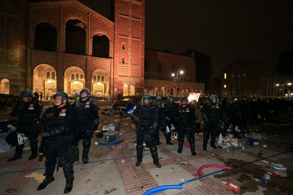 <p>Nekoliko desetina demonstranata uhapšeno je, dok je policija sa opremom za razbijanje protesta demontirala improvizovane barikade i šatore</p>