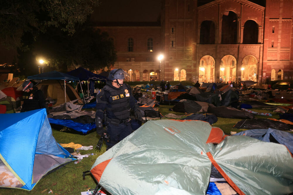 <p>Nekoliko desetina demonstranata uhapšeno je, dok je policija sa opremom za razbijanje protesta demontirala improvizovane barikade i šatore</p>