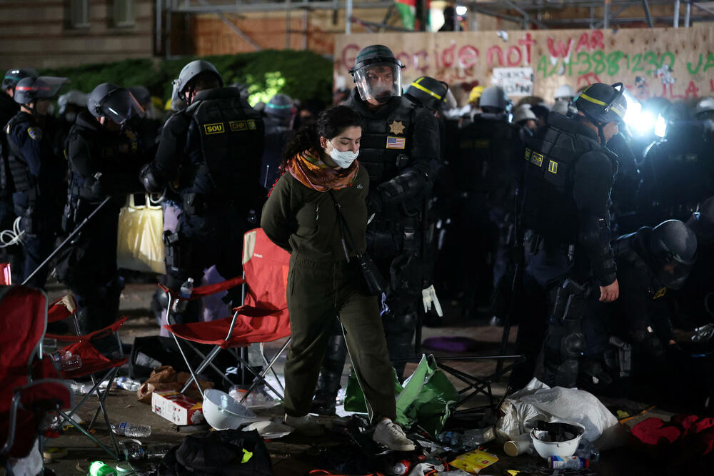 <p>Nekoliko desetina demonstranata uhapšeno je, dok je policija sa opremom za razbijanje protesta demontirala improvizovane barikade i šatore</p>