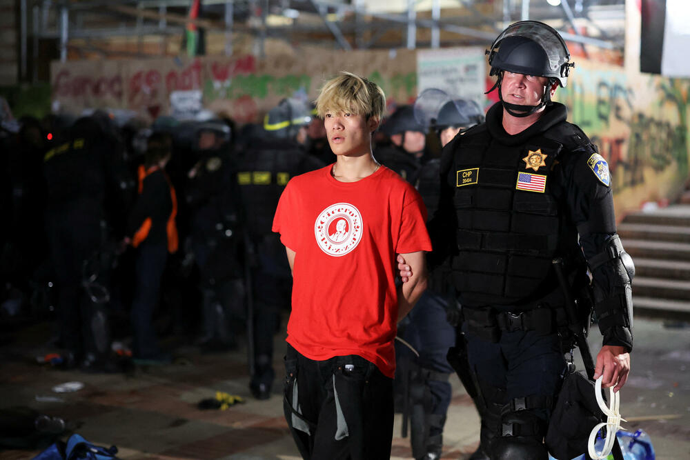 <p>Nekoliko desetina demonstranata uhapšeno je, dok je policija sa opremom za razbijanje protesta demontirala improvizovane barikade i šatore</p>