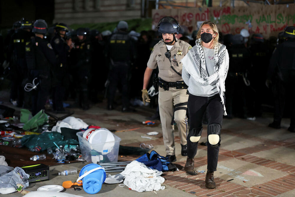 <p>Nekoliko desetina demonstranata uhapšeno je, dok je policija sa opremom za razbijanje protesta demontirala improvizovane barikade i šatore</p>