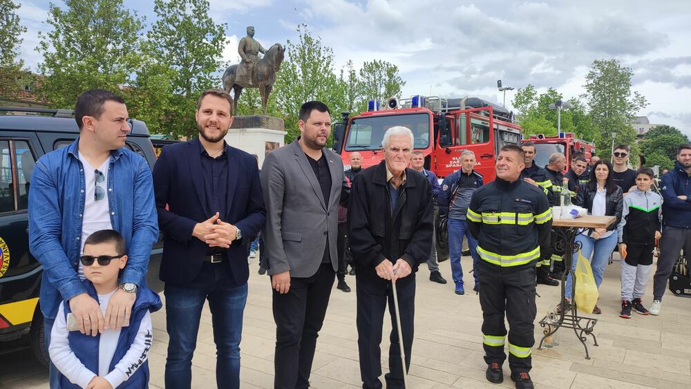 <p>Bila je to prilika da vatrogasci–spasioci Nikšićanima prezentuju opremu sa kojom raspolažu, ali i da najmlađim sugrađanima pruže mogućnost da isprobaju dio opreme, kao i da se fotografišu</p>