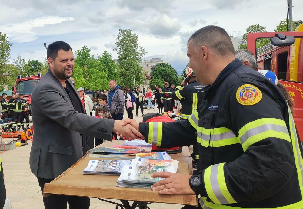 <p>Bila je to prilika da vatrogasci–spasioci Nikšićanima prezentuju opremu sa kojom raspolažu, ali i da najmlađim sugrađanima pruže mogućnost da isprobaju dio opreme, kao i da se fotografišu</p>