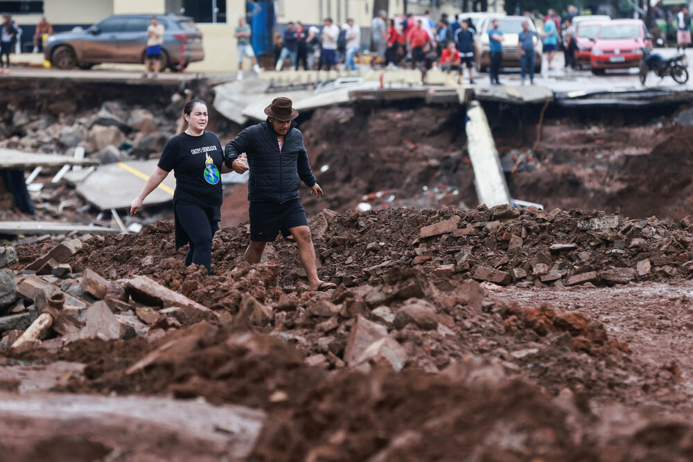 <p>Brzi porast rijeke Guaiba, koja protiče kroz Porto Alegre, doveo je do ozbiljnih poplava u starom centru grada</p>