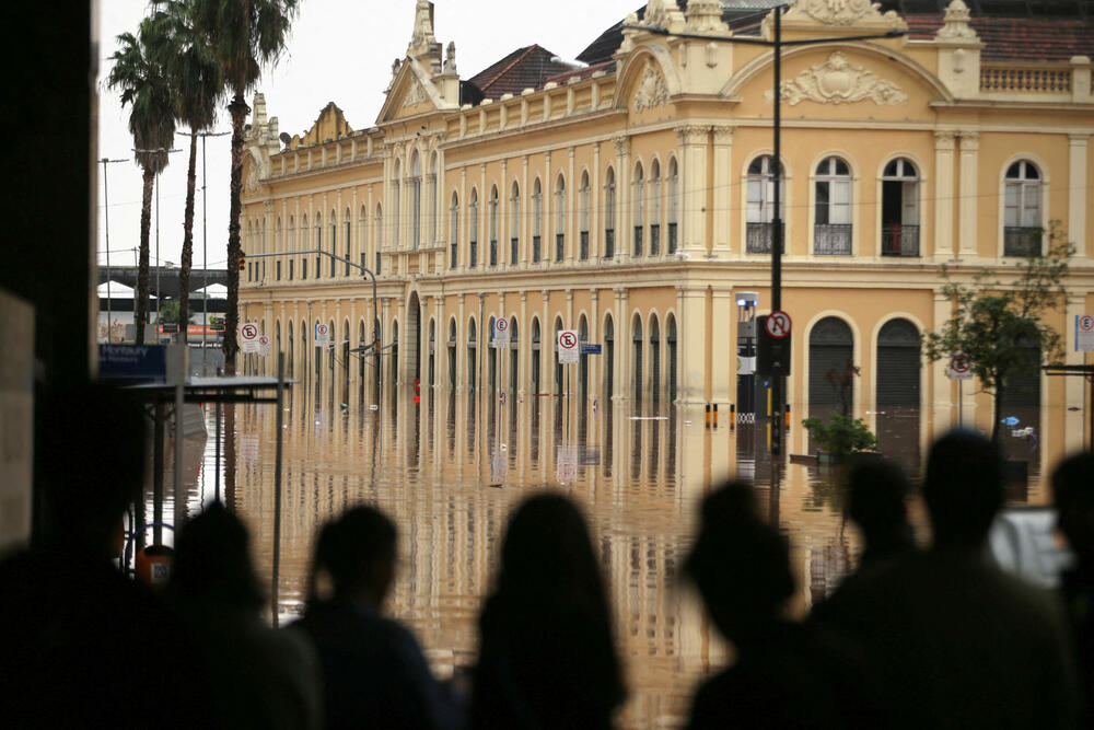 <p>Brzi porast rijeke Guaiba, koja protiče kroz Porto Alegre, doveo je do ozbiljnih poplava u starom centru grada</p>